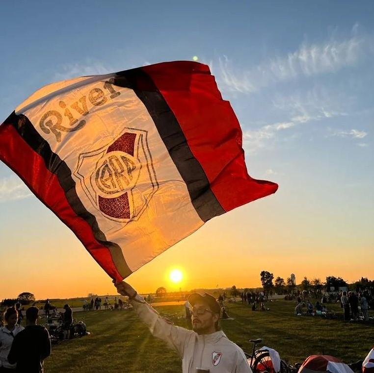 Hincha de River Plate en Berlín ondeando la bandera del más grande
